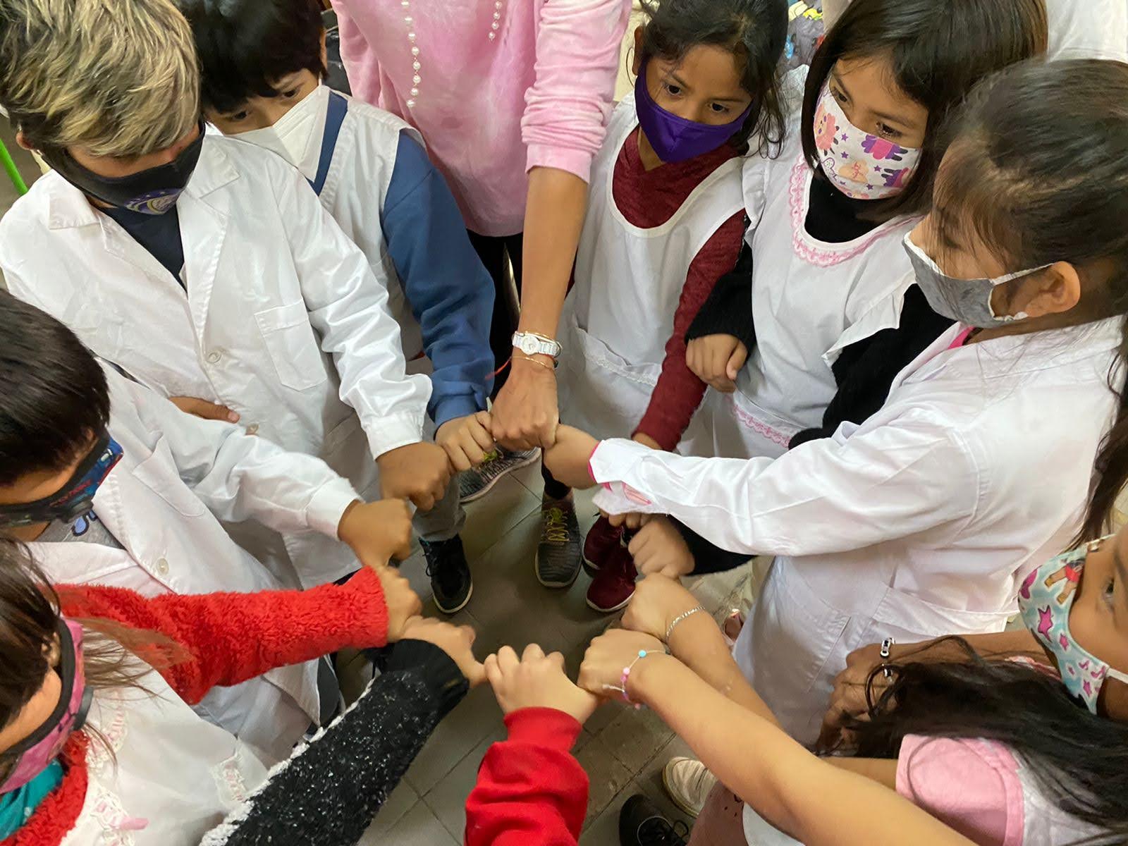 Grupo diverso en abrazo comunitario